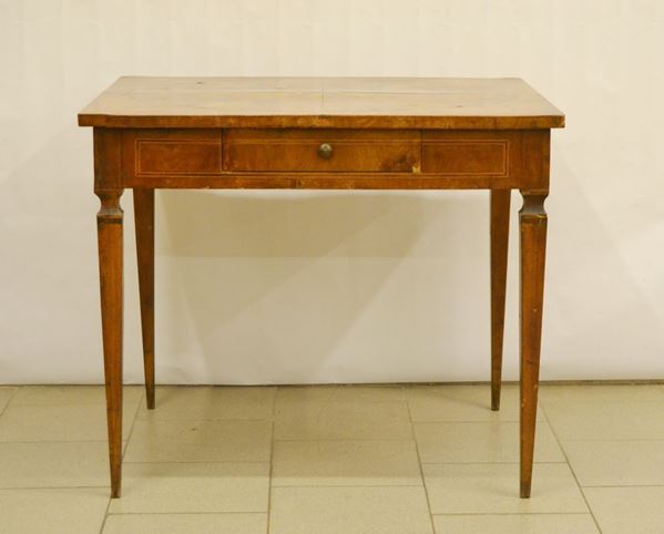 Tavolino, Toscana, sec. XIX, in noce, piano rettangolare intarsiato, un cassetto, gambe troncopiramidali, cm 87,5x71x73