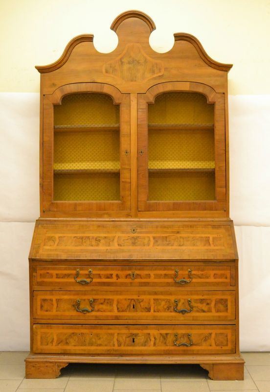 Trumeau, Emilia, sec. XVIII, in noce, base con sportello a ribalta e tre cassetti, parte superiore a due sportelli aggiunti in epoca posteriore, piedi a mensola, cm 138x52x255