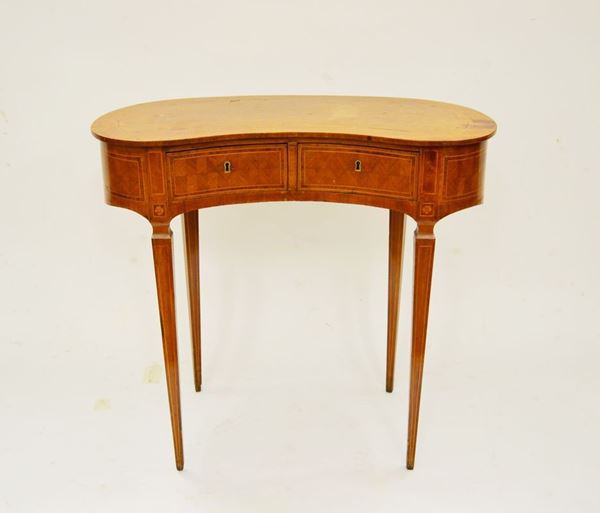 Tavolino a fagiolo, in stile Settecento in noce intarsiato, fascia a due cassetti, intarsiato, cm 84x43x79