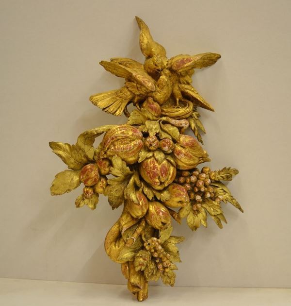Finale, fine sec. XIX, in legno intagliato e dorato a trofeo di frutta e    volatili, alt. cm 65, danni