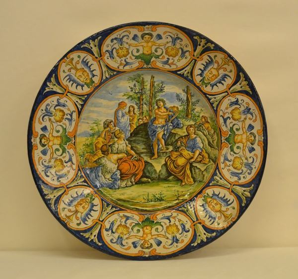 Grande piatto da parete, Italia centrale, sec. XIX, in maiolica decorata a PAESAGGIO CON FIGURE, diam. cm 62,5