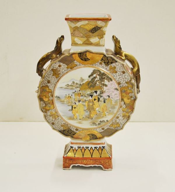 Moonflask, Giappone sec. XIX, in porcellana decorata con figure femminili   in un paesaggio, apliques modellate a lucertola, alt. cm 28, lievi mancanze