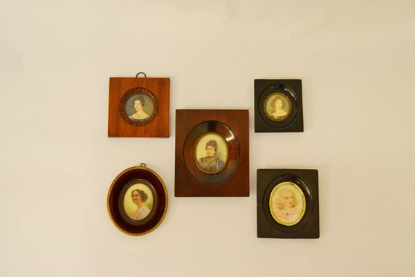 Cinque miniature, sec. XIX    VOLTI DI DONNA   entro cornici  (5)