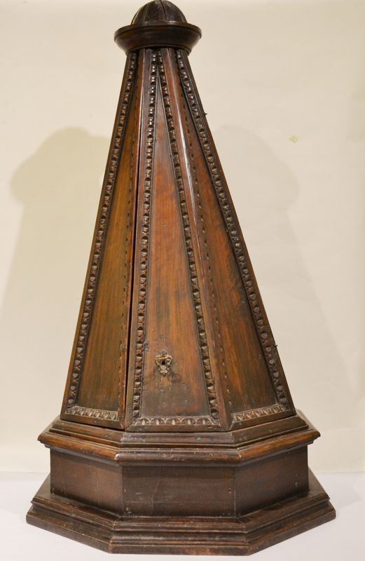 Coperchio di fonte battesimale, sec. XVII, in noce intagliato, di forma ottagonale, base modanata, sportello apribile con ripiani interni, alt. cm  120