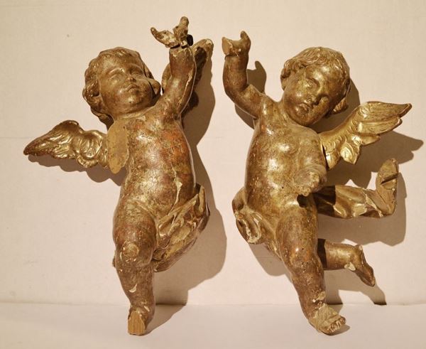 Coppia di angeli reggicortina, sec. XVIII, legno intagliato e dorato, alt.  cm 52, mancanze e danni (2)