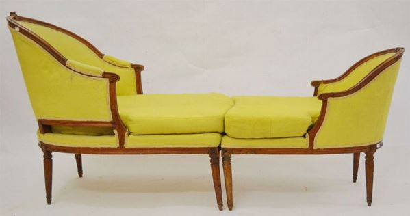 Dormeuse, Piemonte, fine secolo XVIII, in noce intagliato, spalliera avvolgente, gambe tornite e scannellate, composta di due elementi, lungh.cm 187, danni