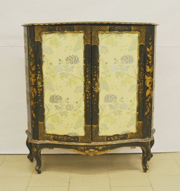 Credenzino, Veneto, sec. XX, in legno laccato nero con decori a cineserie, due sportelli decorati a pannelli di seta, piedi mossi, cm 109x35x116, da restaurare