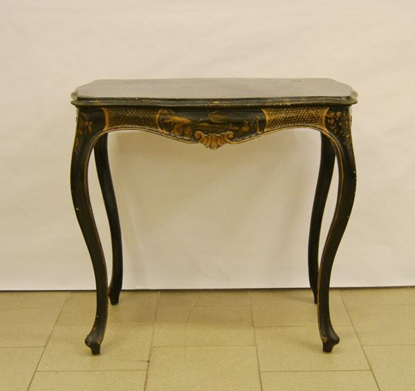Tavolino, Veneto, sec. XX, in legno laccato nero decorato a cineserie, cm 80x50x73, difetti