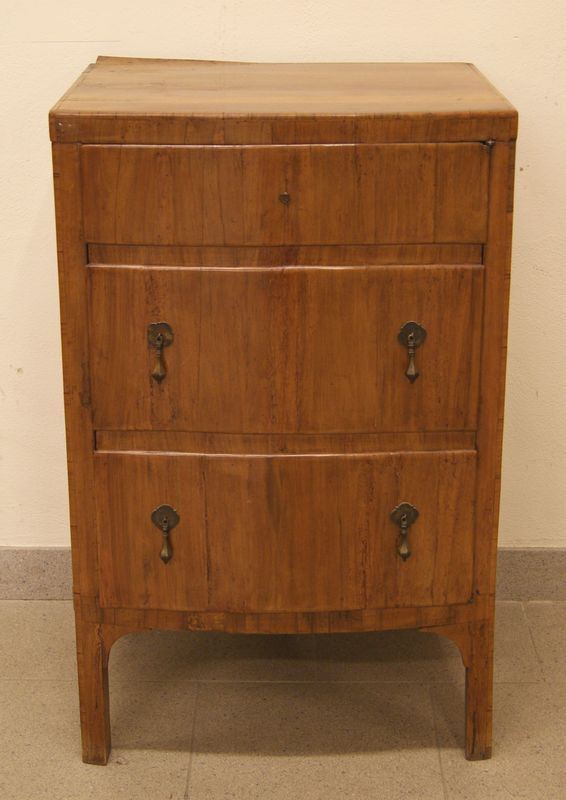 Comodino, Italia centrale, sec. XVIII, in noce, ad uno sportello, fronte sagomato, cm 50x39x81, difetti