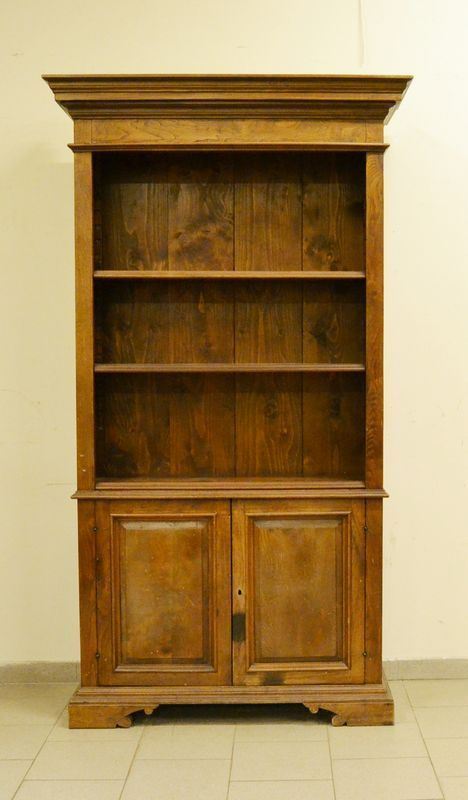 Libreria, in stile '600, in castagno, a due sportelli e vani a giorno, cm 116x42,5x210