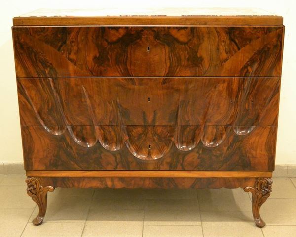 Cassettone decÃ², in radica di noce, a tre cassetti, con fronte lavorato, piano in marmo, gambe mosse, cm 121x53x105