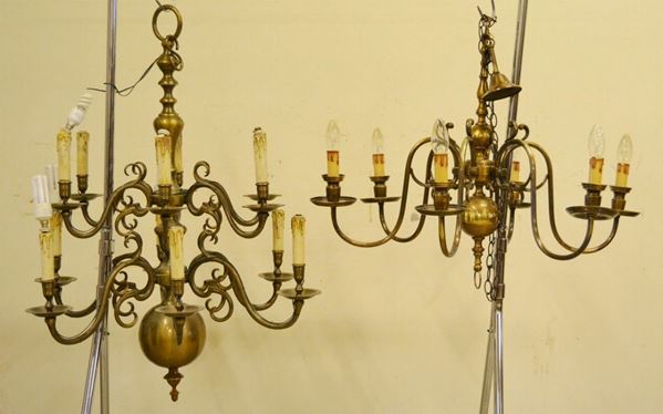 Due lumiere, una in ottone a sei bracci e l'altra in metallo a dodici bracci (2)