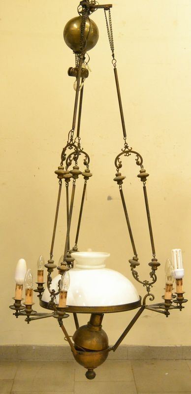 Lumiera saliscendi, sec. XIX, in bronzo con campana in opalina, completa di coppa porta olio