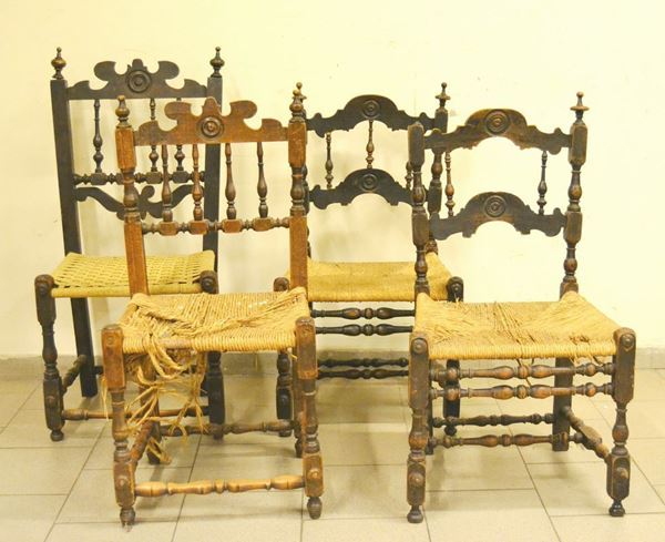 Quattro sedie, fine sec. XVIII, in legno, spalliera a birilli e sedute impagliate, da restaurare (4)