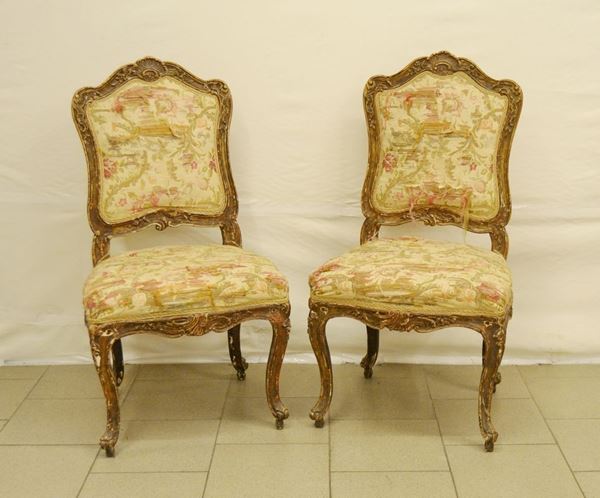 Coppia di sedie, Veneto, sec.XVIII, in legno laccato e intagliato a motivi vegetali, imbottite e ricoperte in stoffa a fiori, difetti (2)
