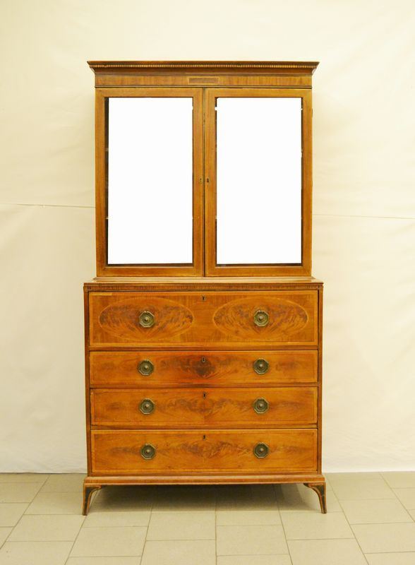 Mobile da studio a due corpi, Inghilterra, fine sec. XIX, in noce e mogano intarsiati, corpo superiore con cimasa modanata e decorata a dentelli, due sportelli a vetri, corpo inferiore con primo cassetto a calatoia e scarabattolo interno con cassetti e vani a giorno e sportello, tre cassetti sottostanti, gambe leggermente mosse, cm 111x53x215, danni e mancanze