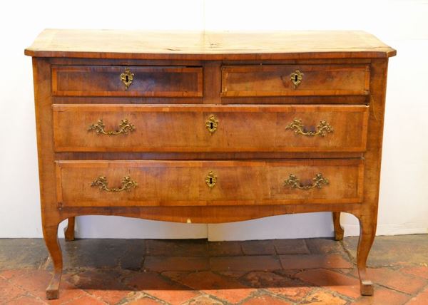 Cassettone, Toscana, sec. XVIII, in noce e radica di olivo, piano sagomato, due cassetti appaiati nella fascia e due sottostanti, gambe sinuose su      piedi a zoccolo stilizzato, cm 127x57,5x91, danni e mancanze