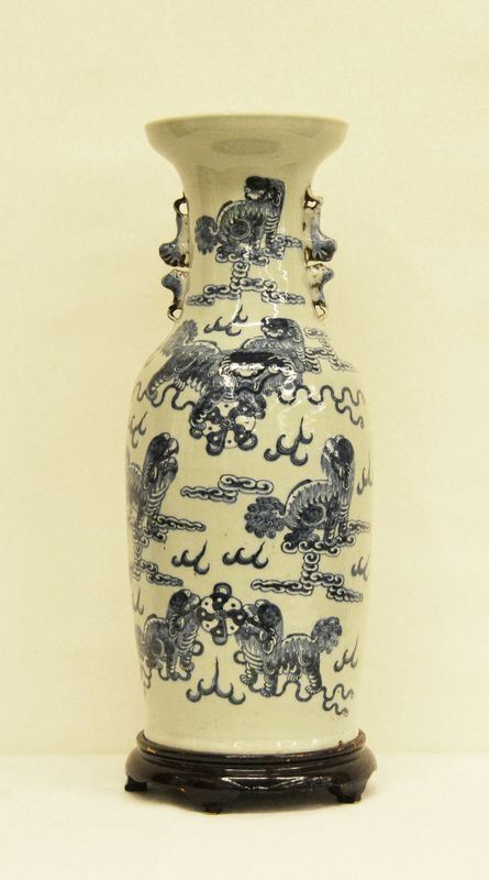 Vaso, arte orientale, inizi sec. XX, in ceramica decorata a CANI DI PHO, base in legno, alt. cm 63