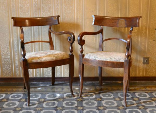 Due poltroncine, Toscana, sec. XVIII, in noce, braccioli con finali a ricciolo (2)