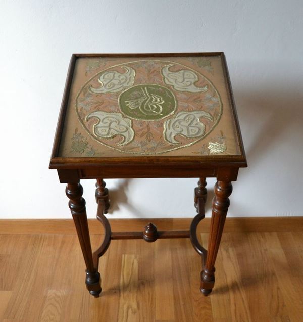 Tavolino da centro, sec. XIX, piano con pannello in stoffa decorata, gambe scanalate, cm 49,5x47,5x80