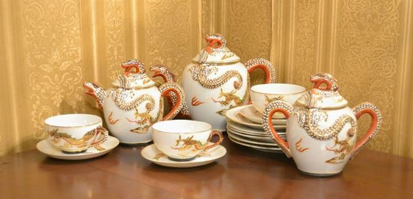 Servito, Cina, sec. XX, in ceramica con draghi a rilievo, composto da sei tazze con piattini, sei piatti da dolce, teiera, caffettiera e zuccheriera (15)