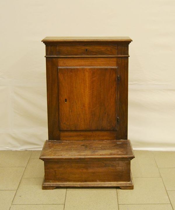 Inginocchiatoio, Toscana, fine sec. XIX, in noce, ad un cassetto, due sportelli di cui uno da alzarsi, cm 56,5x45x86