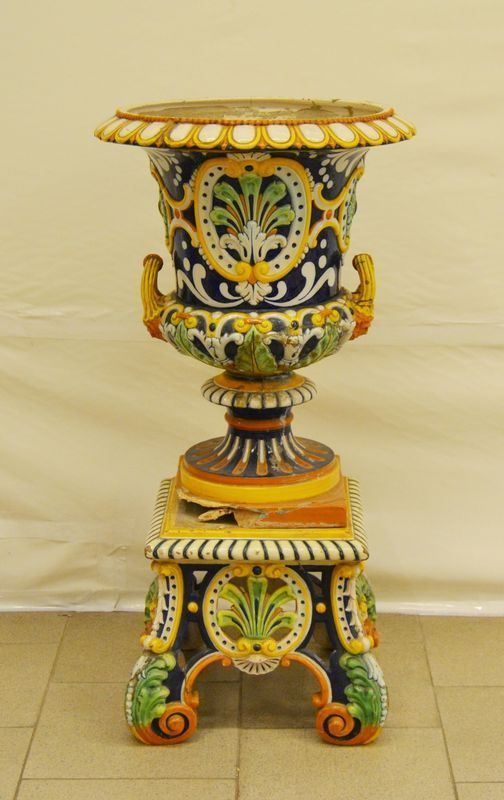 Vaso, sec. XIX, manifattura Ginori, in terracotta policroma, base a quattro piedi, alt. cm 90