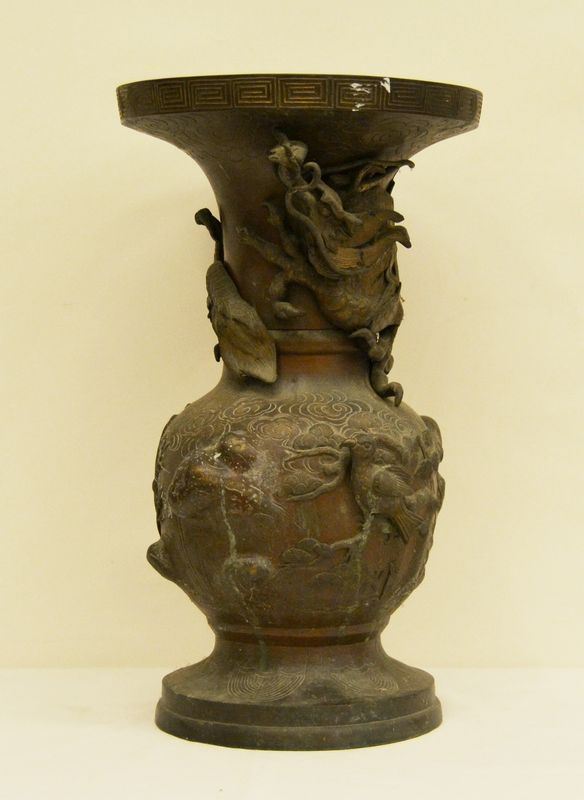 Vaso, arte orientale, sec. XIX, in bronzo, decorato ad ANIMALI a rilievo, alt. cm 55