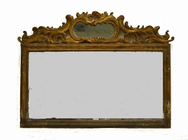Caminiera, Veneto, seconda metÃ  sec. XVIII, in legno intagliato e dorato, cimasa a volute centrata da motivo rocaille con piccolo specchio all'interno cornice con motivi fitormorfi angolari, cm 118x88, danni e mancanze