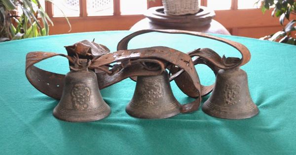 Tre campane, sec. XIX, in metallo, con stemma nobiliare ( 3 )  - Asta Gioielli, Argenti, Design, Mobili, Oggetti d'arte, Dipinti ed Arte Orientale - Poggio Bracciolini Casa d'Aste