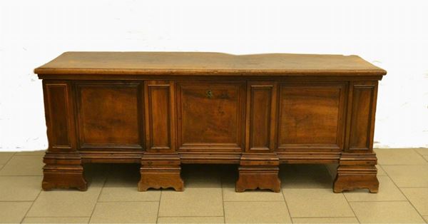 Cassapanca, Lombardia, sec. XVIII, in noce, frontale a tre pannelli sformellati, cm 65x64x61, restauri
