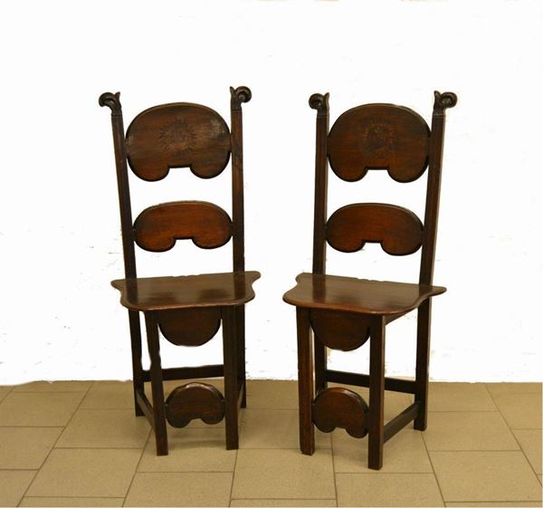 Coppia di sedie, Veneto, sec. XVIII, in noce, schienali a due cartelle di cui una con intarsi, finali a ricciolo ( 2 )