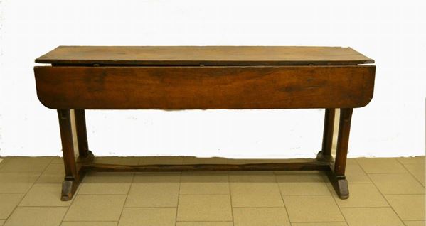 Tavolo, Italia centrale, sec. XVIII, in ciliegio, piano con alette ribaltabili, quattro gambe a colonna sfaccettate su piedi a sciabola riunite da traverse, due cassetti, cm 184x94x80