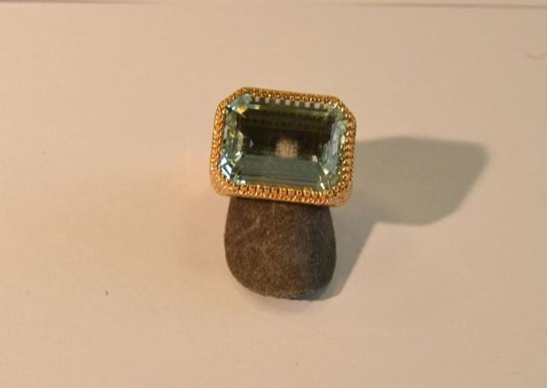  Anello in oro giallo titolo 375 con acquamarina g 16,2
