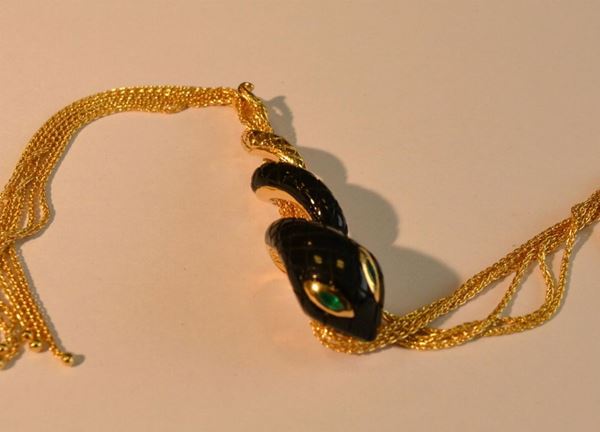  Collana in oro giallo con elementi realizzato a forma di serpente  in onice e smeraldi g 30