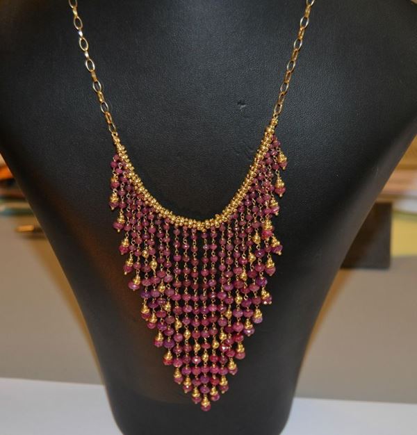 Collana girocollo in oro giallo con pendenti decorati a rubini e sfere in oro g 45,20 Inv. 36