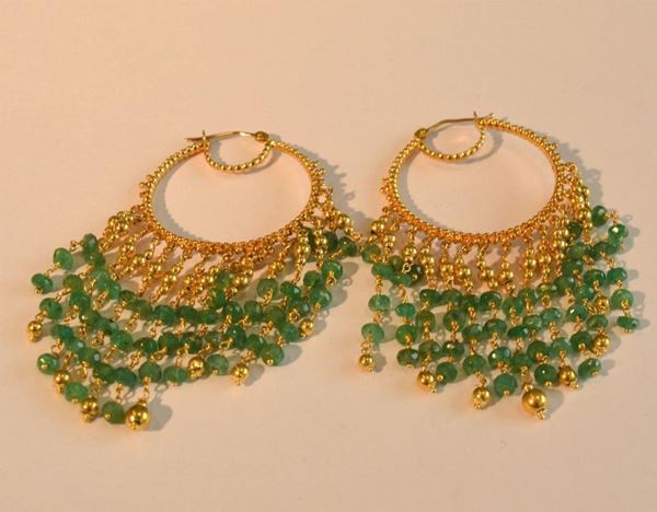  Paio di orecchini in oro giallo  a cerchio con pendenti decorati  a smeraldi e sfere in oro g 19,10