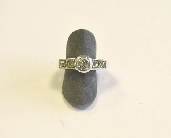  Anello in oro bianco con brillante centrale taglio vecchio  di ct 0,50 e brillanti laterali g 7,4             