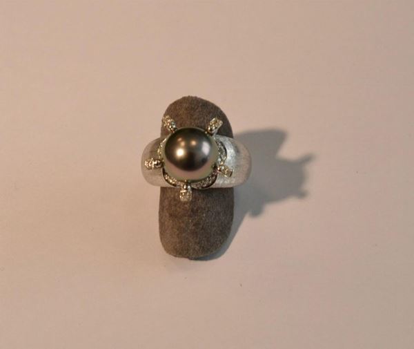  Anello in oro bianco con perla grigia e brillanti g 16,6