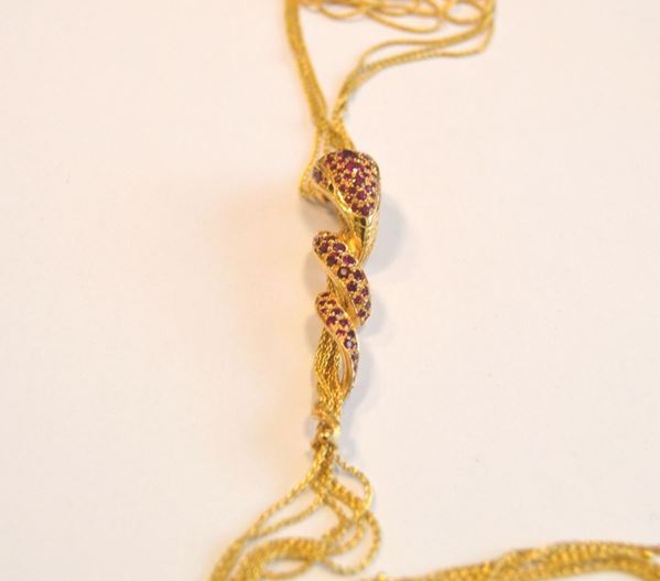   Collana in oro giallo  con elemento realizzato a forma di serpente decorato 