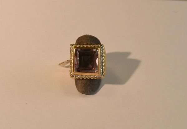   Anello in oro giallo titolo 375 , con pietra Rosa di Francia contornata da brillanti g 14 