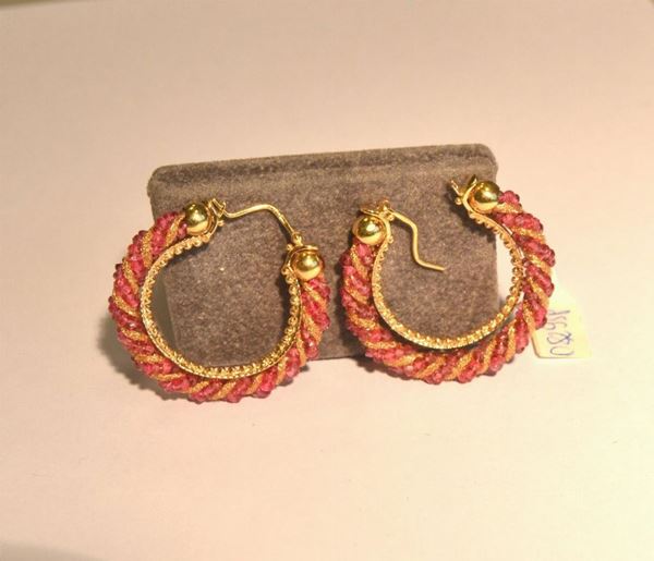 Paio di orecchini in oro giallo a cerchio decorati con pietre spinello g 10,9 Inv. 68