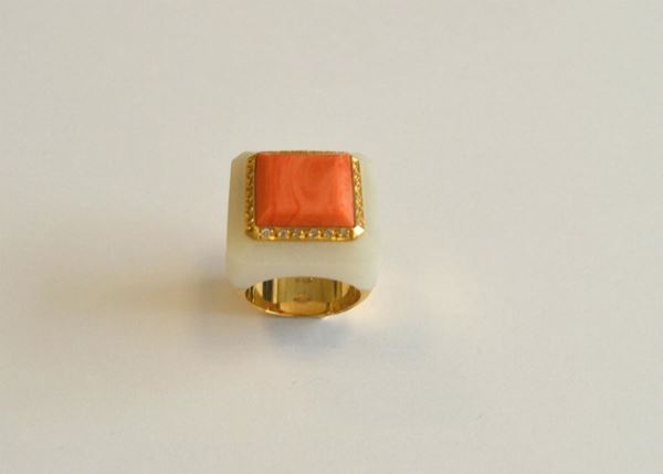  Anello in oro giallo ,calcedonio bianco, corallo e brillanti g 22,8