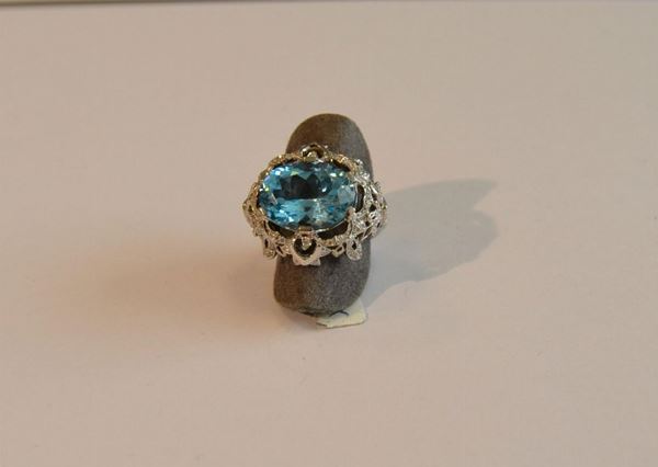  Anello in oro bianco con topazio azzurro ovale e brillanti g 9,30