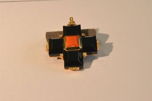  Pendente in oro giallo ,con onice , corallo e brillanti a forma di croce g 15