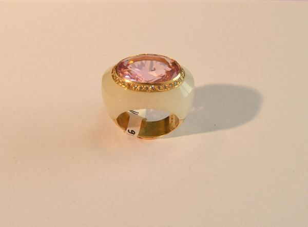  Anello in oro giallo ,calcedonio bianco e Terbium  rosa g 17