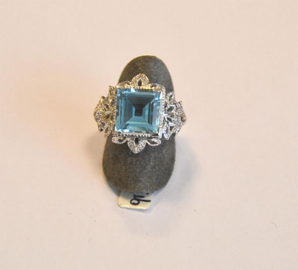  Anello in oro bianco con topazio azzurro g 7,4                             