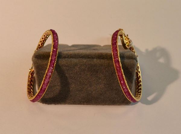  Paio di orecchini a cerchio in oro giallo decorati con pietre spinello g 10
