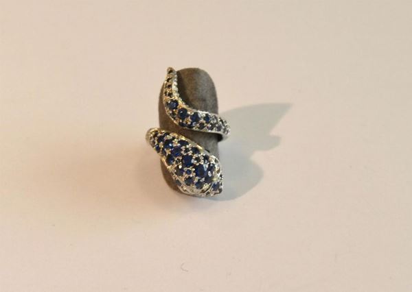  Anello in oro giallo rodiato , realizzato a forma di serpente decorato con zaffiri g 17