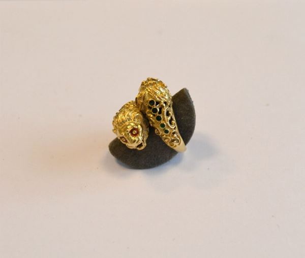  Anello in oro giallo , smalti e pasta vitrea con montatura contrarie' cesellata e traforata a teste di leoni decorate in